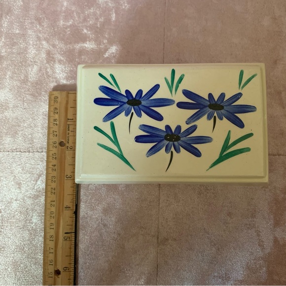👗Painted White Ceramic Knick-Knack Box with Forget-Me-Not Flowers - Picture 7 of 11